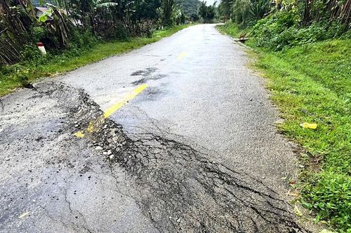 Quảng Ngãi: Nhiều tuyến đường huyết mạch bị sạt lở
