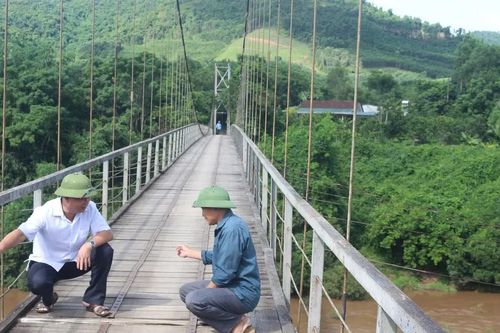 Phập phồng đi qua cầu cũ mùa mưa lũ