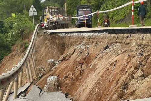 Nghệ An: Sạt lở nhiều nơi, cứu trợ gặp khó khăn