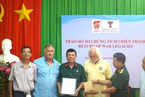 Trao hồ sơ chứng tích chiến tranh, di vật liệt sĩ