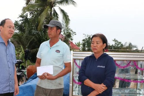 Bí thư Tỉnh ủy Cà Mau thăm, động viên gia đình bị thiệt hại do lốc xoáy