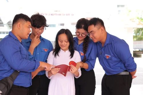 Nghị lực phi thường của nữ sinh đất Tây Đô