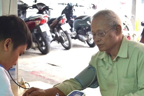 TPHCM khám và phát thuốc miễn phí cho người có công với cách mạng