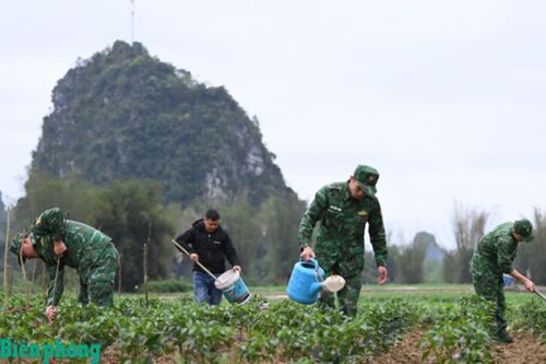 'Lá chắn thép' giữ biên cương