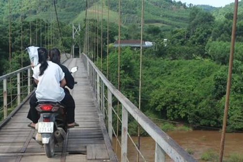 Cầu treo hết hạn sử dụng, người dân 'nín thở' qua sông Gianh mỗi ngày