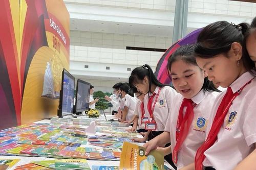 Bộ Giáo dục nói gì về kiến nghị dùng chung 1 bộ sách giáo khoa trên cả nước?