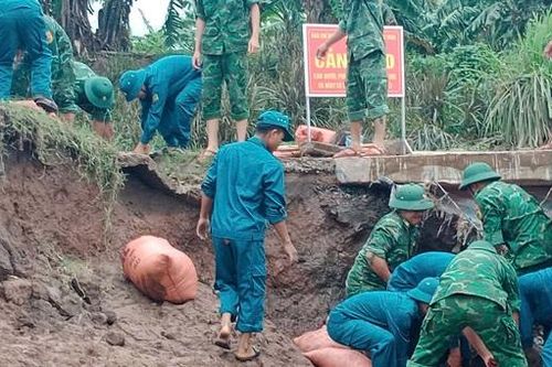 Bộ đội biên phòng Quảng Trị giúp người dân vùng biên khắc phục hậu quả mưa lũ