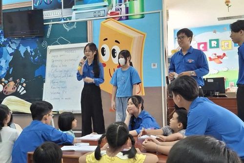 Thầy cô áo xanh gieo mầm ngoại ngữ cho trẻ em