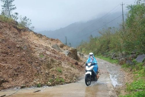 Nhiều tuyến đường phía tây Quảng Ngãi bị sạt lở nghiêm trọng