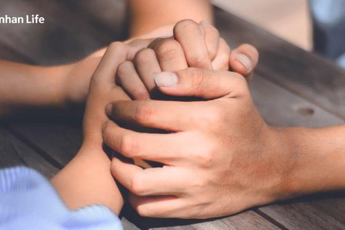 Shinhan Life Việt Nam chi trả quyền lợi bảo hiểm cho khách hàng trong vụ lật tàu tại Hạ Long