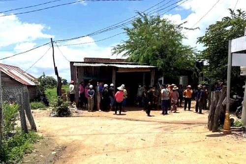 Mẹ tử vong, 2 con nguy kịch sau khi lao xe máy vào quán tạp hóa