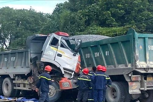 Hai xe ben đâm thẳng vào nhau, tài xế tử vong