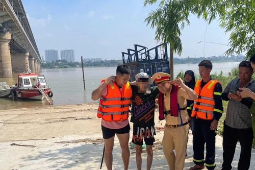 Cảnh sát cứu nam thanh niên nghi tự tử ở cầu Thăng Long
