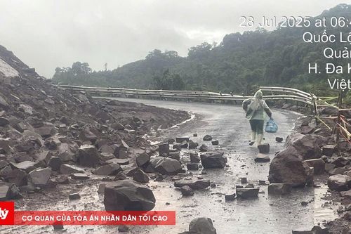 Tuyến đường huyết mạch lên cửa khẩu Quốc tế La Lay lại bị sạt lở