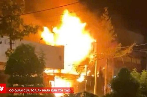 Đám cháy bùng phát lúc rạng sáng, thiêu rụi nhiều nhà dân