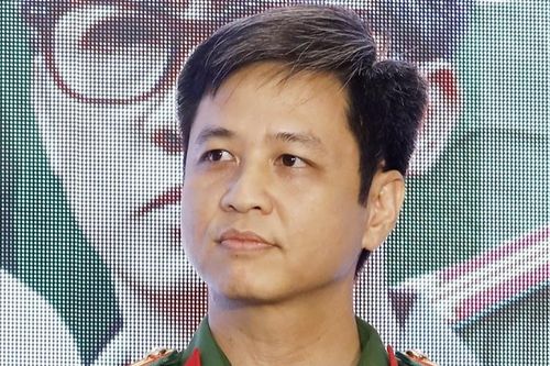 Trung tá Hoàng Công 24 năm làm công an, hạnh phúc bên người vợ thứ hai hơn tuổi