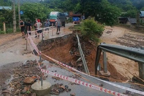 Nhiều đoàn cứu trợ bị mắc kẹt, xã ở Nghệ An phải phát thông báo khẩn