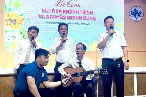 Xúc động lễ chia tay thầy Lê Bá Khánh Trình, 4 tiến sĩ đàn hát 'Thời thanh niên sôi nổi'