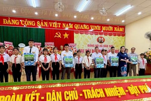 Viện trưởng VKSND tỉnh Quảng Ngãi dự Đại hội Đảng bộ xã, tặng 100 suất quà cho học sinh nghèo