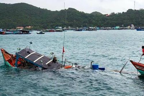 Biên phòng An Giang kịp thời cứu 9 thuyền viên bị chìm tàu do dông lốc