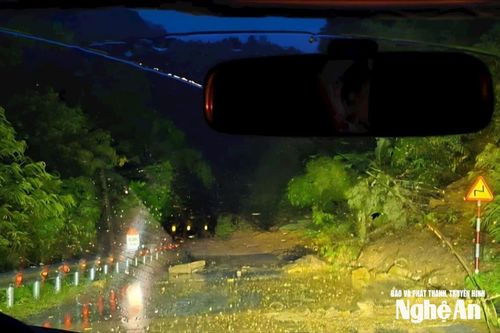 Miền Tây Nghệ An tiếp tục sạt lở sau mưa lớn, tạm dừng tiếp nhận cứu trợ cho tâm lũ Nhôn Mai ở điểm Mỹ Lý