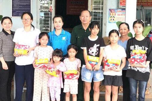 'Tiếp sức trẻ đến trường' cho học sinh nghèo vượt khó học giỏi