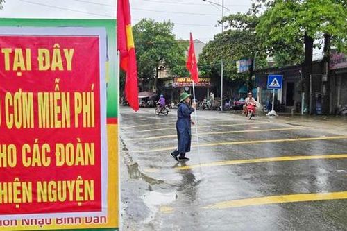 Những bếp ăn miễn phí 'tiếp sức' đoàn cứu trợ bà con vùng lũ