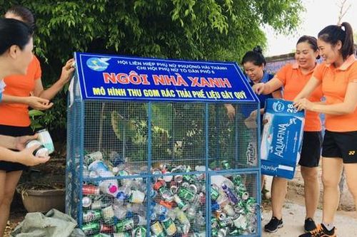 Phụ nữ Đồng Hới hào hứng gom rác thải, gây quỹ tình thương