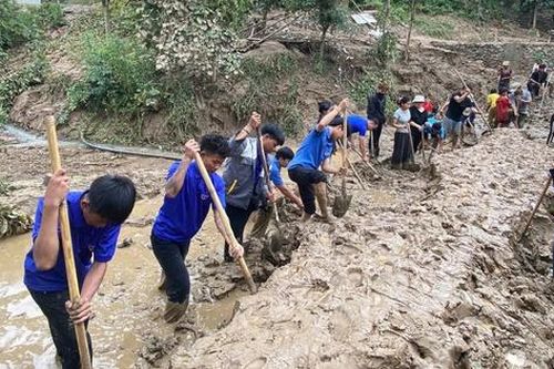 Giúp người dân đứng dậy sau lũ dữ