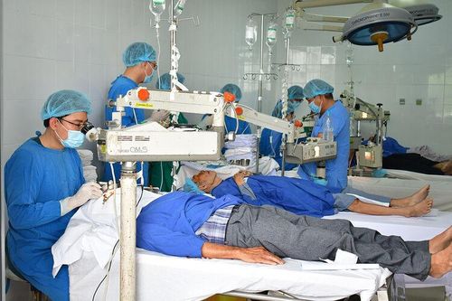 326 người nghèo được phẫu thuật mắt miễn phí