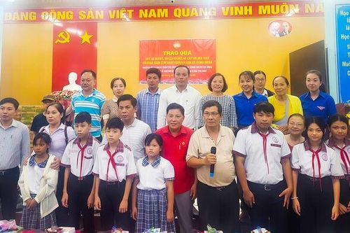 Tặng 200 suất quà cho người dân, học sinh xã Giồng Riềng