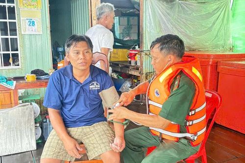 Biên phòng Nam Du liên tục cứu hộ 2 phương tiện bị chìm