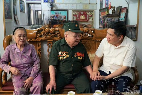 Bí thư Tỉnh ủy Trần Quốc Cường thăm, tặng quà gia đình chính sách