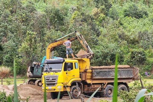 Sông Ayun bị 'rút ruột' suốt ngày đêm