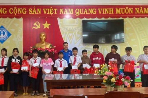 Trao quà cho 19 trẻ mồ côi ở phường Hoài Nhơn Bắc và phường Tam Quan