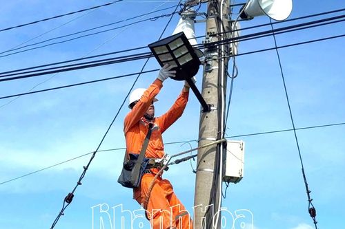 Tuổi trẻ PC Khánh Hòa thắp sáng đường quê bằng đèn năng lượng mặt trời
