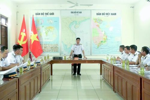 Phó Tư lệnh, Tham mưu trưởng Vùng 4 Hải quân nắm tình hình tại Trung tâm Bảo đảm kỹ thuật 719