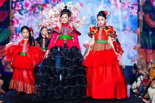 Thổ cẩm, khèn môi, váy xòe rực rỡ trên sàn catwalk