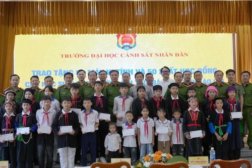 Trường Đại học Cảnh sát nhân dân tổ chức Chương trình 'Ấm áp nghĩa tình - Vùng cao yêu thương' tại tỉnh Lào Cai