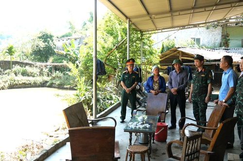 Phó Chủ tịch Thường trực HĐND tỉnh Vũ Quỳnh Khánh kiểm tra khắc phục hậu quả mưa lũ tại phường Cam Đường