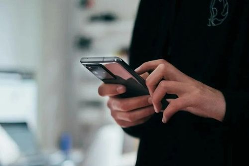 Pháp đề xuất cấm bán điện thoại thông minh cho trẻ em dưới 15 tuổi