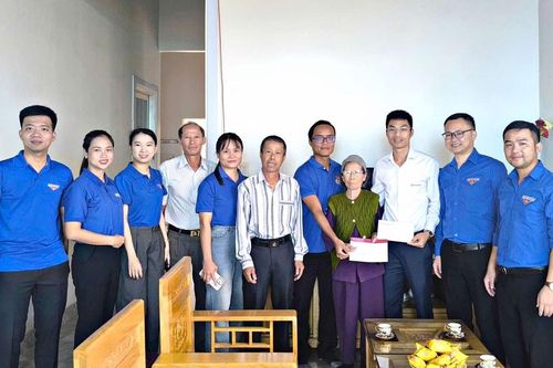 Thủy điện Đại Ninh thăm hỏi, tặng quà gia đình chính sách nhân Kỷ niệm 78 năm ngày Thương binh - Liệt sỹ