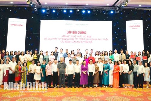 Bế mạc Lớp bồi dưỡng 'Văn học nghệ thuật Việt Nam với việc phát huy bản sắc dân tộc trong xây dựng và phát triển các ngành công nghiệp văn hóa'
