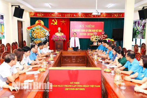 Đồng chí Phó Bí thư Tỉnh ủy, Chủ tịch Ủy ban MTTQ Việt Nam tỉnh chúc mừng Ngày thành lập Công đoàn Việt Nam