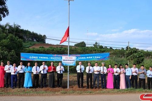 Khánh thành công trình 'Đường điện thắp sáng bản làng' xã Chiềng Sung