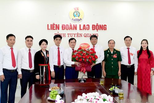 Phó Chủ tịch Thường trực Ủy ban MTTQ Việt Nam tỉnh Hà Trung Kiên tặng hoa, chúc mừng Liên đoàn Lao động tỉnh