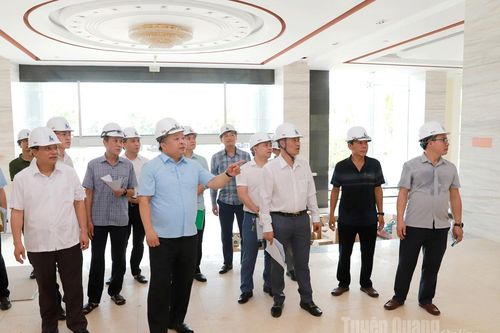 Chủ tịch UBND tỉnh Phan Huy Ngọc kiểm tra tiến độ cải tạo, sửa chữa Trung tâm Thông tin - Hội nghị tỉnh