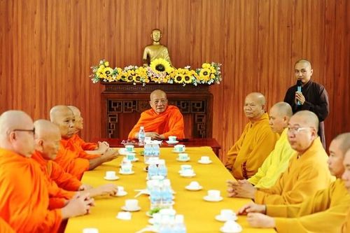 Trưởng lão Hòa thượng Tăng Nô - Phó Pháp chủ Hội đồng Chứng minh thăm Ban Trị sự GHPGVN tỉnh Đắk Lắk
