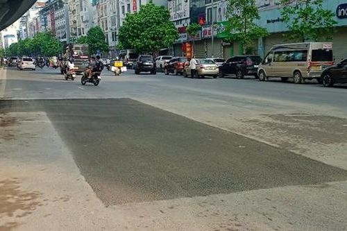 Khắc phục xong vụ xe máy sụt 'hố tử thần' trên đường Trường Chinh