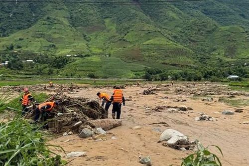 Nỗ lực tìm kiếm nạn nhân mất tích sau lũ quét và sạt lở đất ở Sơn La
